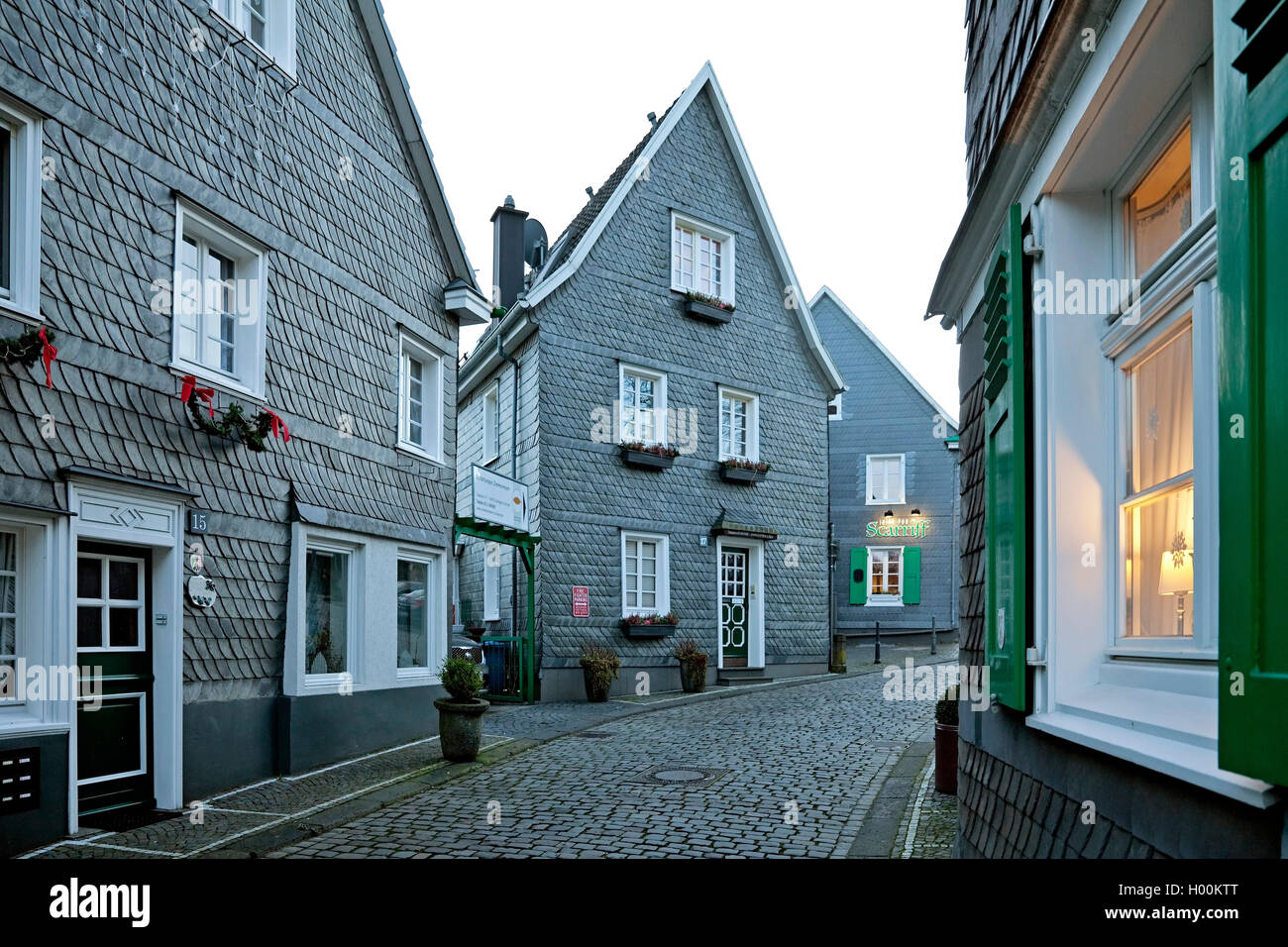 Altstadt von gräfrath mit Schiefergedeckten Fachwerkhäusern, Deutschland, Nordrhein-Westfalen, Bergisches Land, Solingen Stockfoto