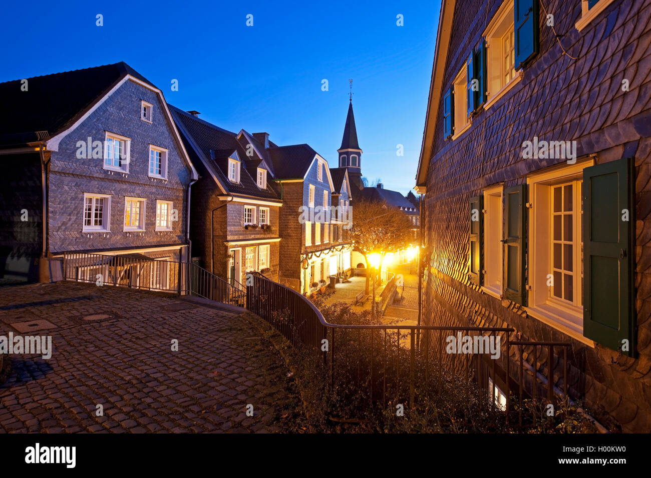 Altstadt und der Evangelischen Kirche von gräfrath am Abend, Deutschland, Nordrhein-Westfalen, Bergisches Land, Solingen Stockfoto