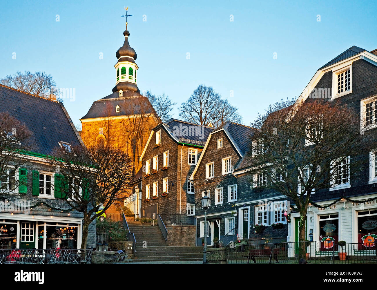 Markt und Kloster Kirche in der Altstadt von gräfrath am Abend, Deutschland, Nordrhein-Westfalen, Bergisches Land, Solingen Stockfoto