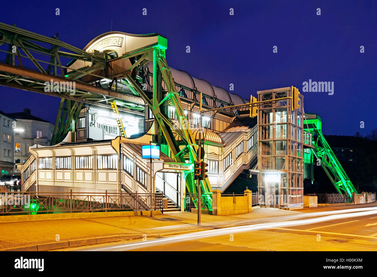 Wuppertaler Schwebebahn, Station Werther Bruecke am Abend, Historische Jugendstil-Station, Deutschland, Nordrhein-Westfalen, Ber Stockfoto