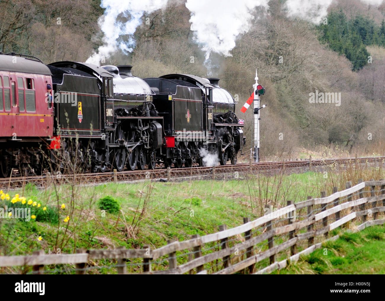 Doppelköpfige Dampfzug Ankunft am Levisham Bahnhof auf der North Yorkshire Moors Railway. Stockfoto