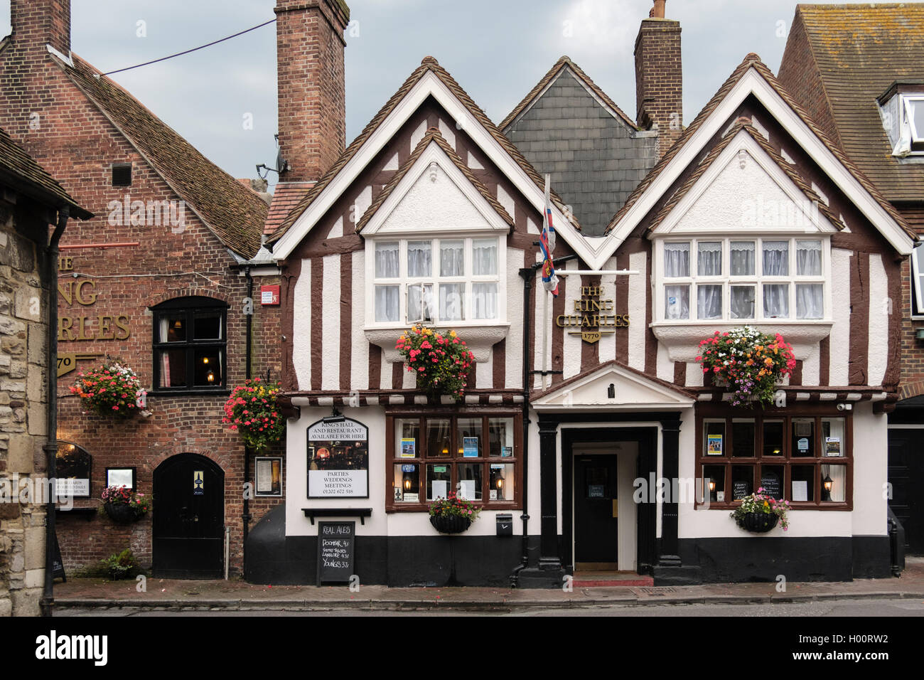 Der König Charles Pub 1770 eine halbe Fachwerkhaus Gasthaus aus dem 18. Jahrhundert in der Altstadt. Poole, Dorset, England, Vereinigtes Königreich, Großbritannien Stockfoto