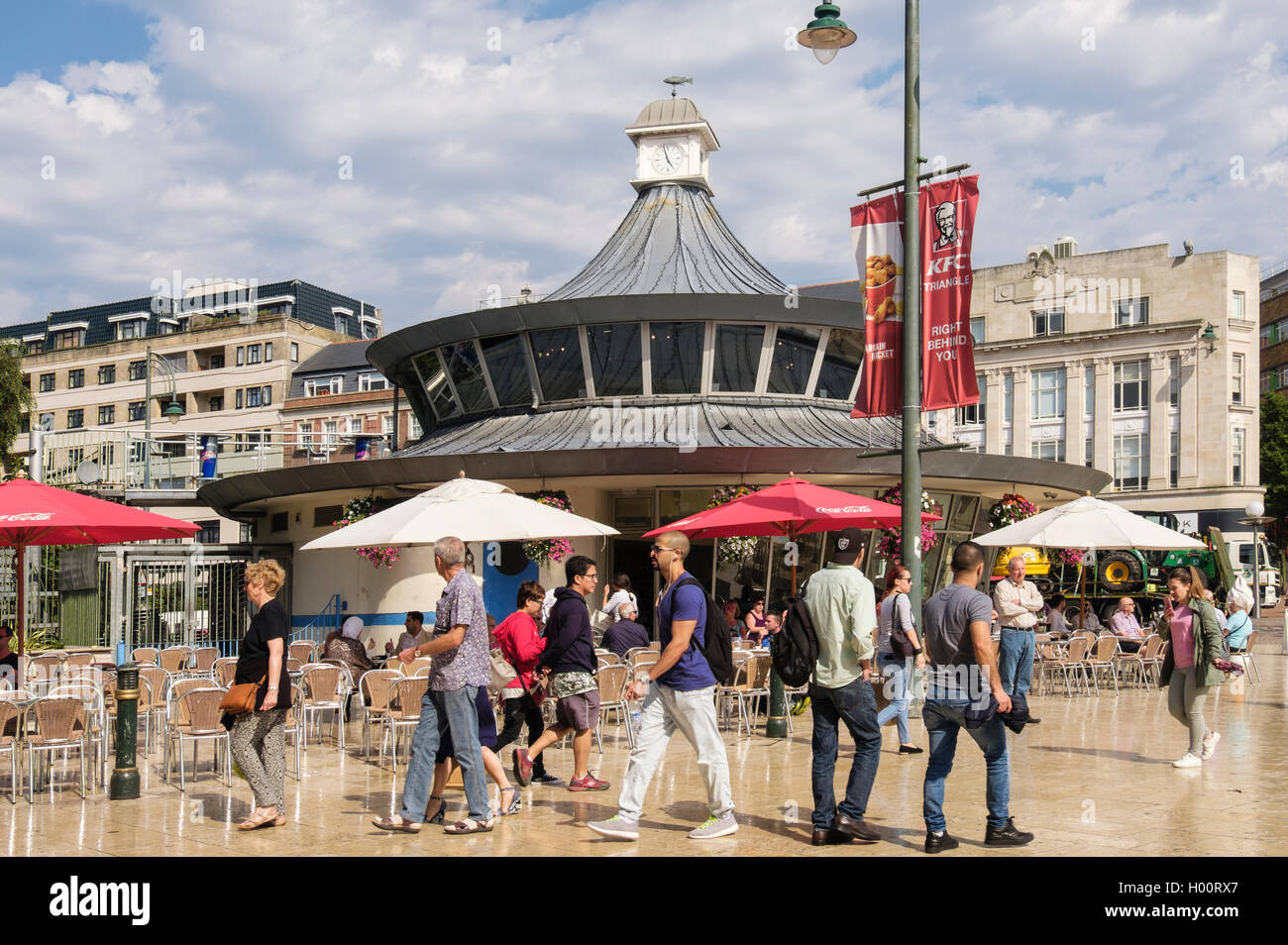 Beschäftigt Straßenszene außerhalb mit Menschen eilen vorbei die Obscura Cafe in The Square, Bournemouth, Dorset, England, UK, Großbritannien Stockfoto