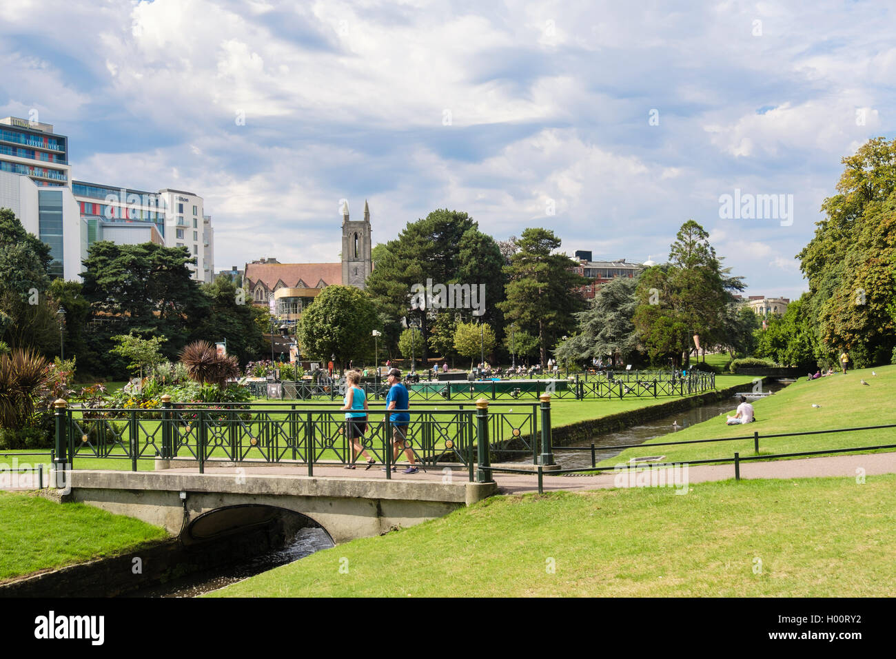 Blick auf den Platz über einen Datenstrom über städtischen Park. Untere Gärten, Bournemouth, Dorset, Südengland, Großbritannien, Großbritannien Stockfoto