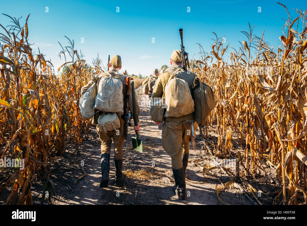 Gruppe von nicht identifizierten Reenactor verkleidet als russische Sowjetsoldaten mitzieht Feldweg. Stockfoto
