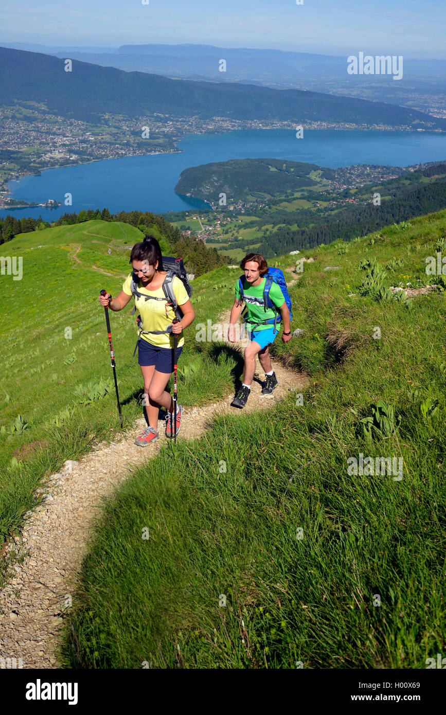 Zwei Wanderer auf einem Pfad La Tournette, der See von Annecy im Hintergrund zu montieren, Frankreich, Savoie, Haute Savoie, Annecy Stockfoto