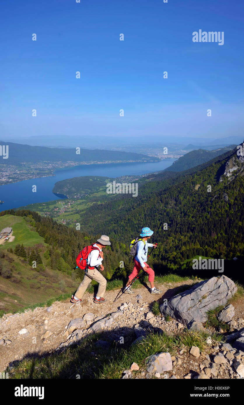 Zwei Wanderer auf einem Pfad La Tournette, der See von Annecy im Hintergrund zu montieren, Frankreich, Savoie, Haute Savoie, Annecy Stockfoto