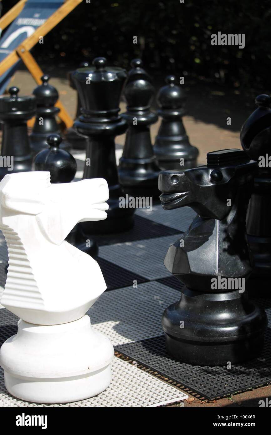 Riesenschach, Brettspiel, Spiel, London, Park, Sommer, Spiele, Spaß, Tourist, Spiel im Freien, Party, unterhaltsam Stockfoto