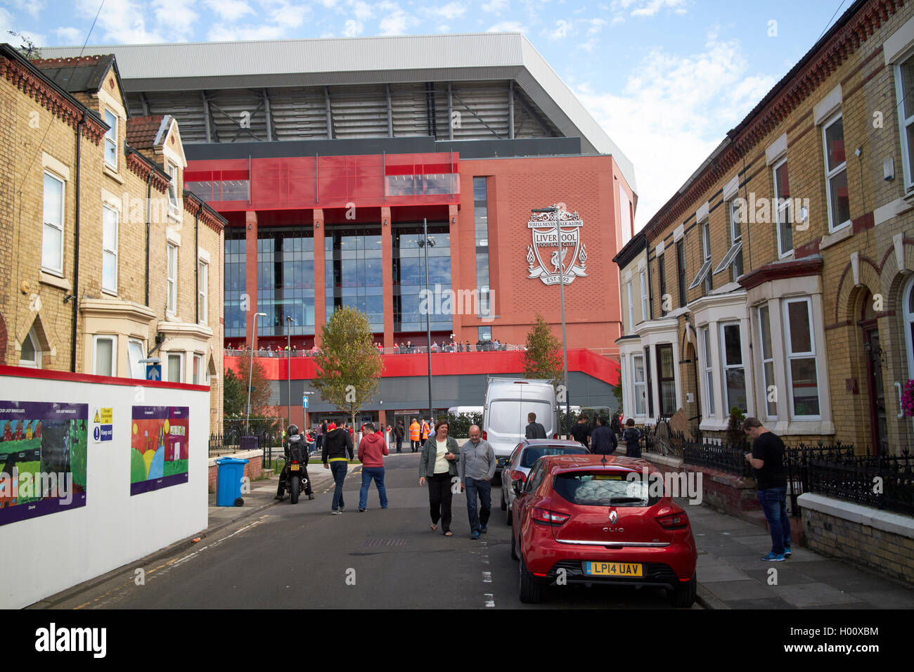 Die neue Haupttribüne am FC Liverpool Anfield-Stadion aus den umliegenden Straßen Liverpool Merseyside UK Stockfoto