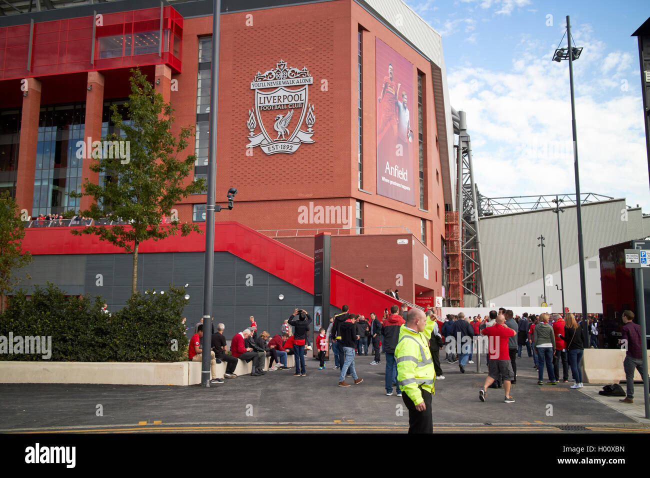 Andrang an der neuen Haupttribüne Anfield Stadium Liverpool FC Liverpool Merseyside UK Stockfoto