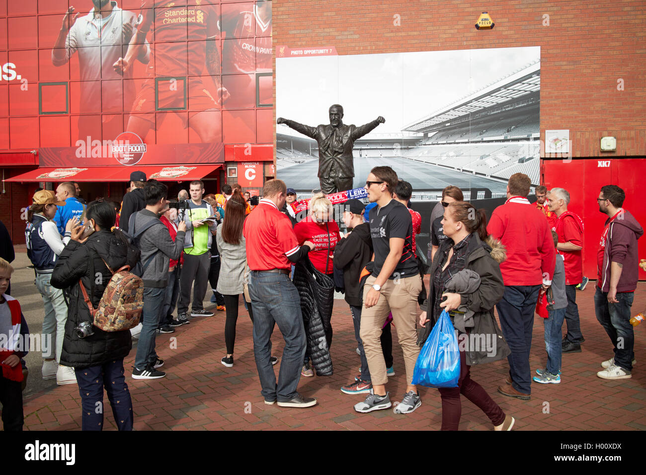Fans bei der Bill Shankley Statue Anfield Stadium Liverpool FC Liverpool Merseyside UK Stockfoto