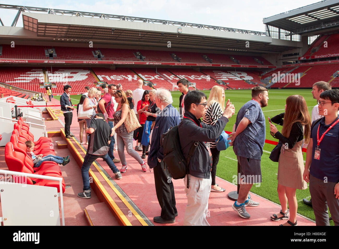Touristen auf einer Tour der neuen Haupttribüne Anfield Stadium Liverpool FC Liverpool Merseyside UK Stockfoto