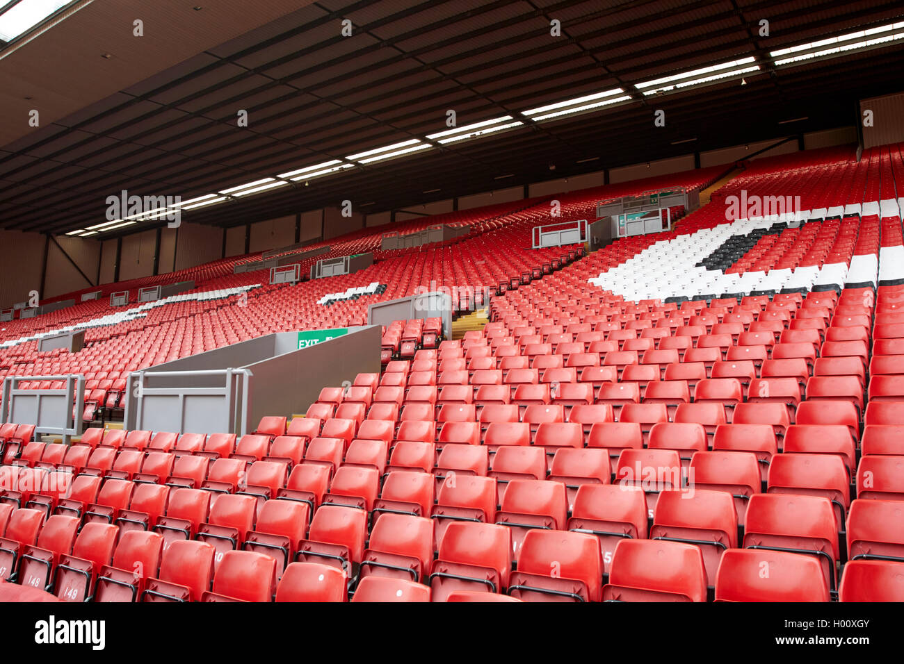 Sitzgelegenheiten auf der Kop Liverpool Anfield Stadion des FC Liverpool Merseyside UK Stockfoto