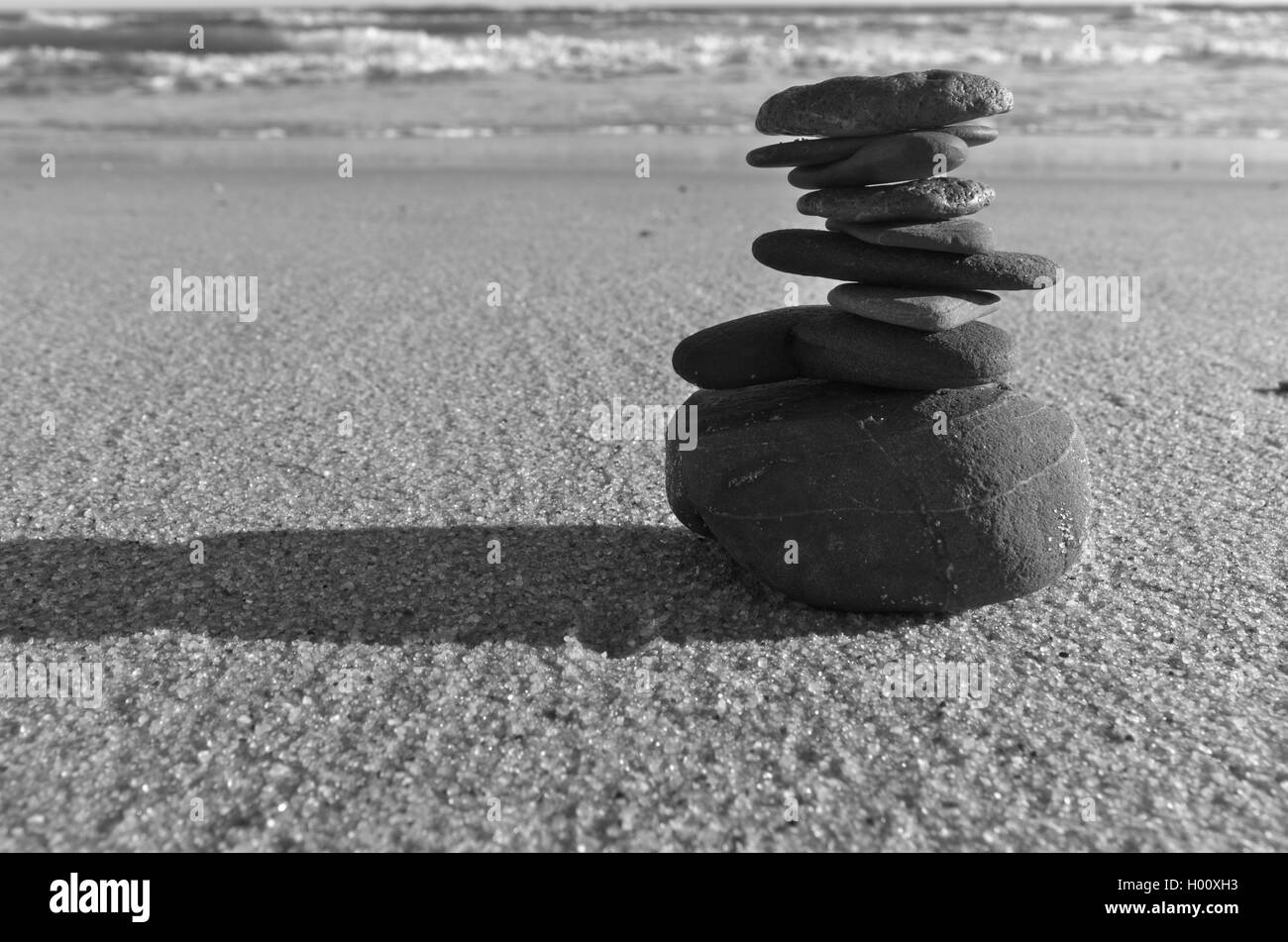Haufen von Zen Steinen am Strand. Natur und Wellness Thema Stockfoto