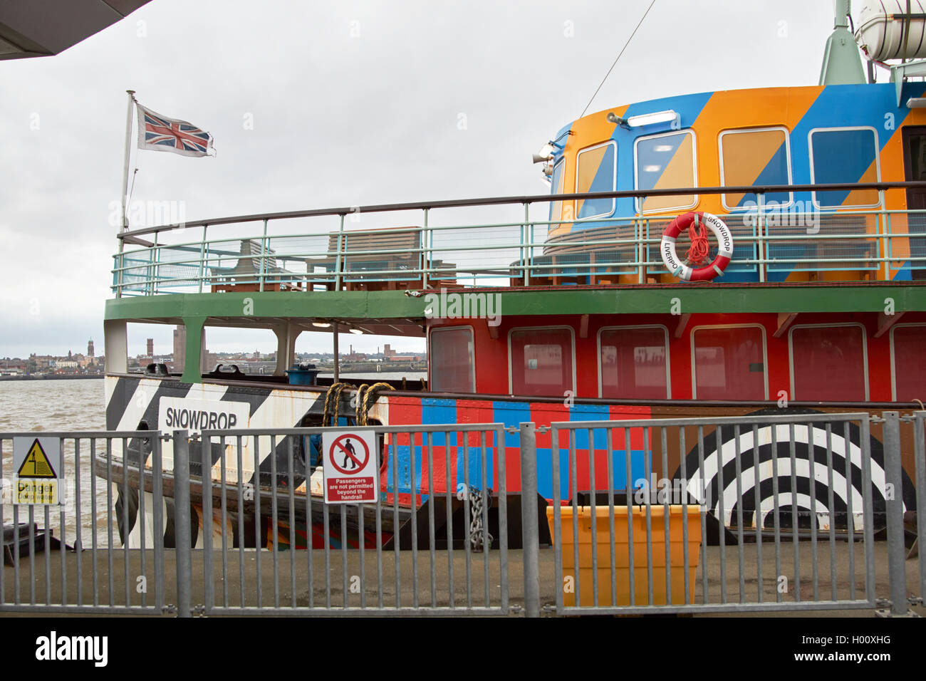 Mersey Fähre Schneeglöckchen ferry in Razzle dazzle Weltkrieg eine störende Farbe Muster Liverpool Merseyside UK Stockfoto