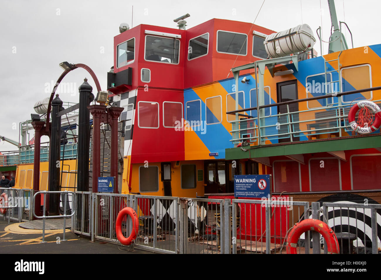 Mersey Fähre Schneeglöckchen ferry in Razzle dazzle Weltkrieg eine störende Farbe Muster Liverpool Merseyside UK Stockfoto