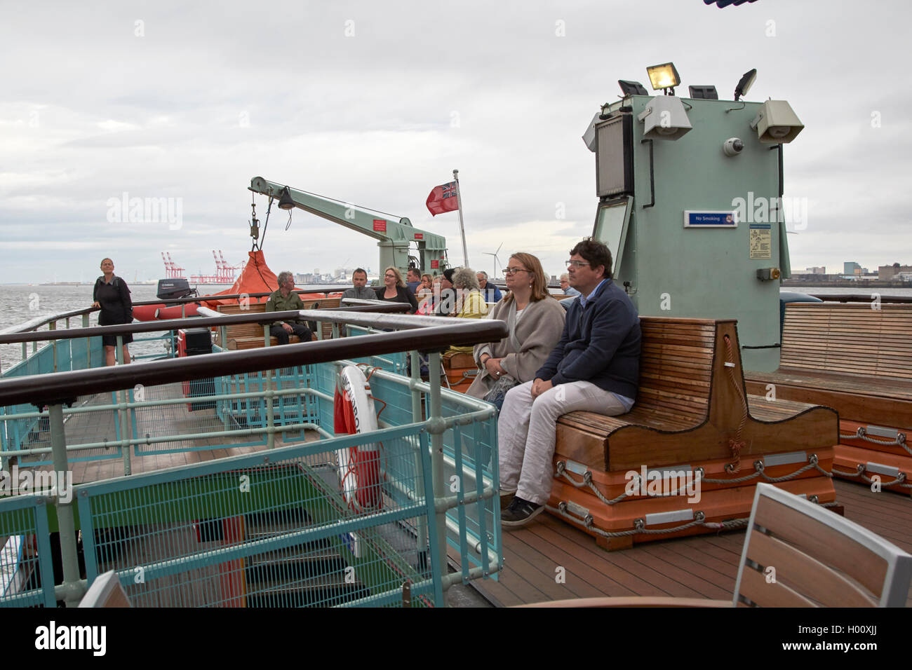 Passagiere auf der Aussichtsplattform des Mersey Fähren Fähre überqueren die Mersey Liverpool Merseyside UK Stockfoto