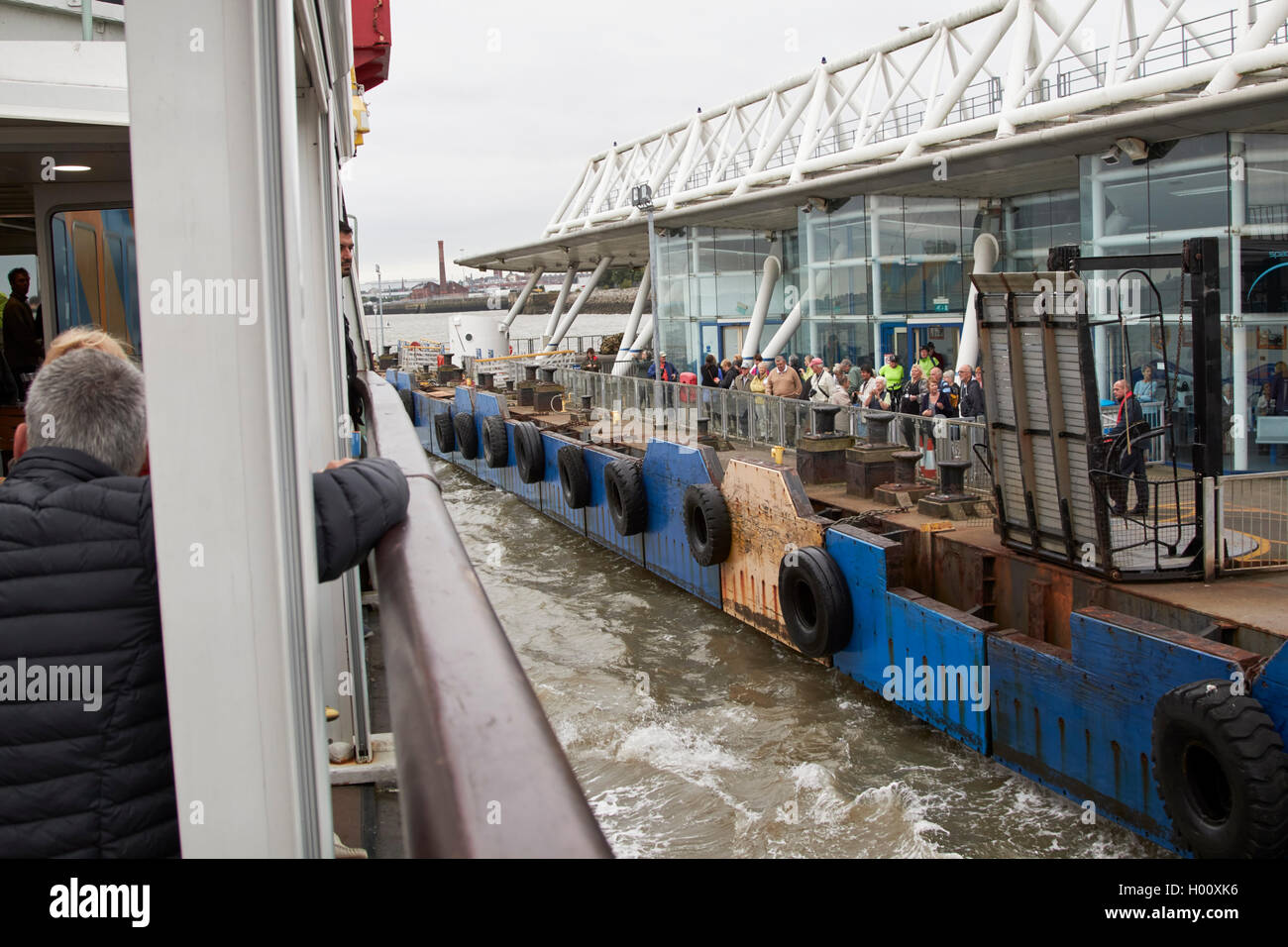 Mersey ferries Fähre kommen in docken an Seacombe terminal Liverpool Merseyside UK Stockfoto