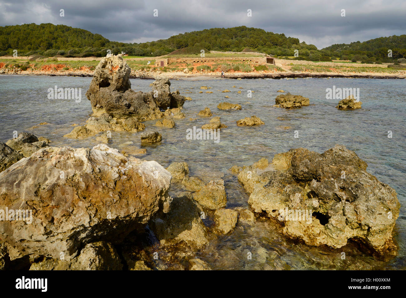 Blick von Escull de Binicodrell Petit auf die Küste von Menorca, Spanien, Balearen, Menorca, Escull de Binicodrell Petit Stockfoto