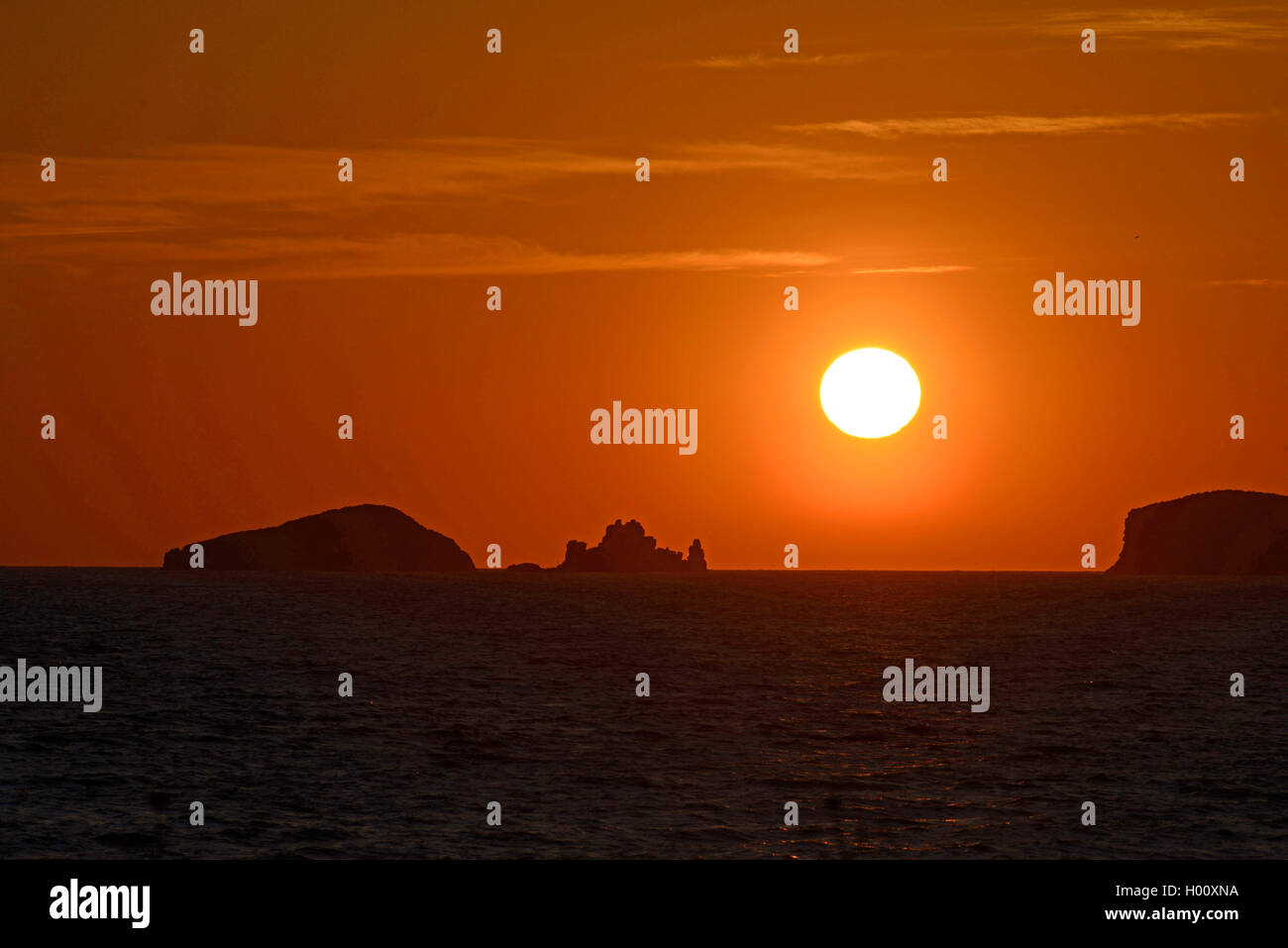 Sonnenuntergang an der Cala Co nta, Blick auf die Illa na Kappe, Illa es Vaixell und Illa na Bosc, Spanien, Balearen, Ibiza, Cala Conta Stockfoto