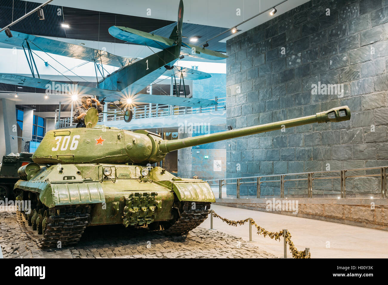Minsk, Belarus - 20. Dezember 2015: Russische schwere sowjetische Panzer IS-2 In der belarussischen Museum des großen Vaterländischen Krieges Stockfoto