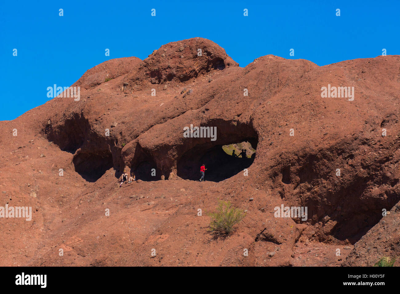 Hoehle in rotem Sandsteinfelsen, USA, Arizona, Papago Park, Phoenix Stockfoto