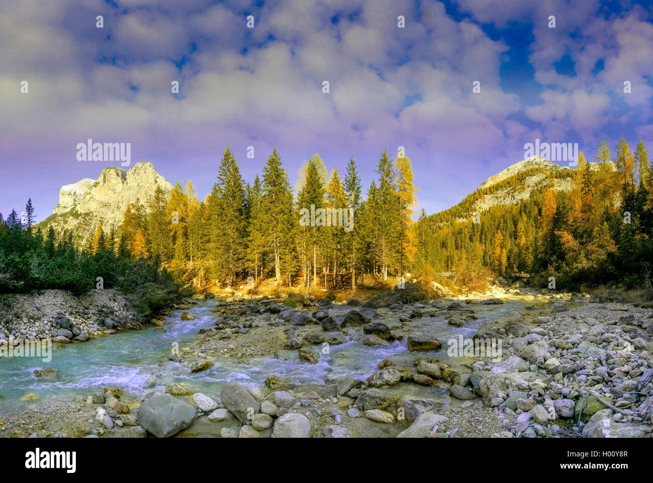 Fluss- und Berglandschaft im Naturpark Fanes, Italien, Südtirol, Dolomiten, Fanes Nationalpark Stockfoto
