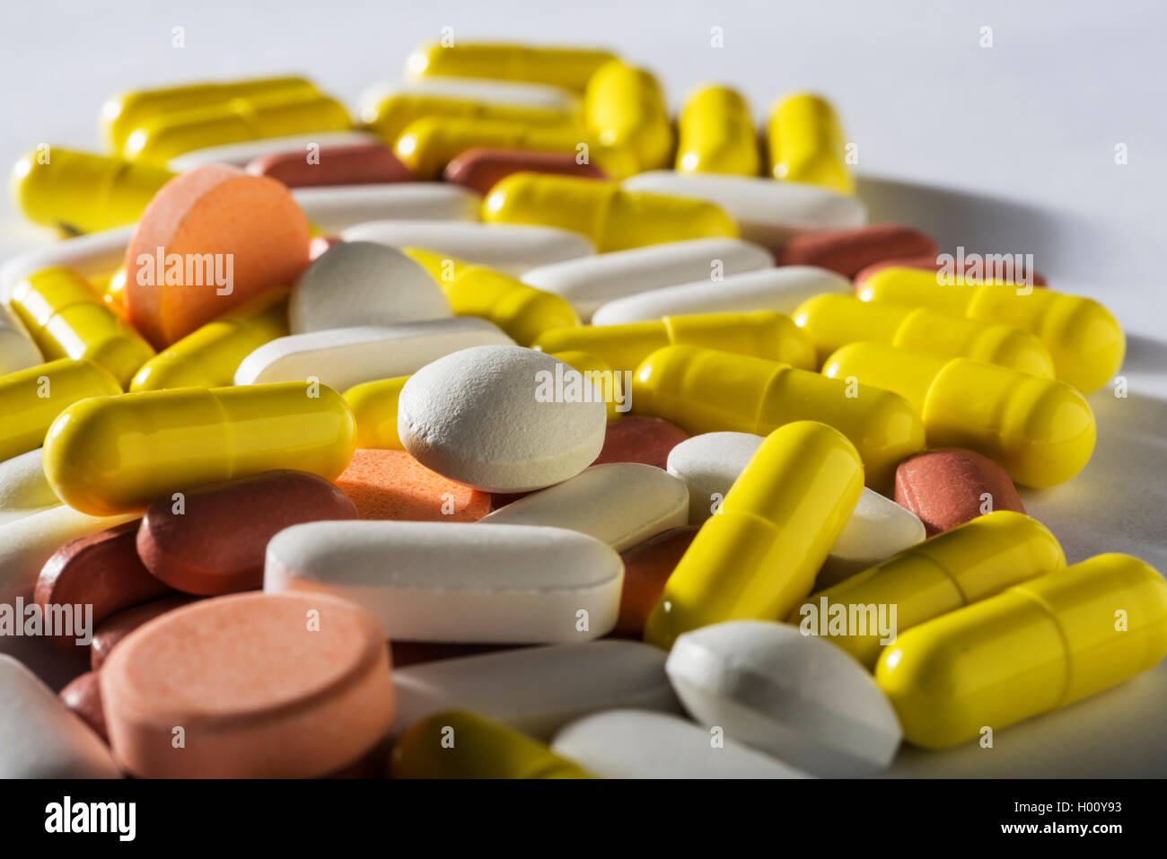 Stapel von verschiedenen bunten Pillen Stockfoto