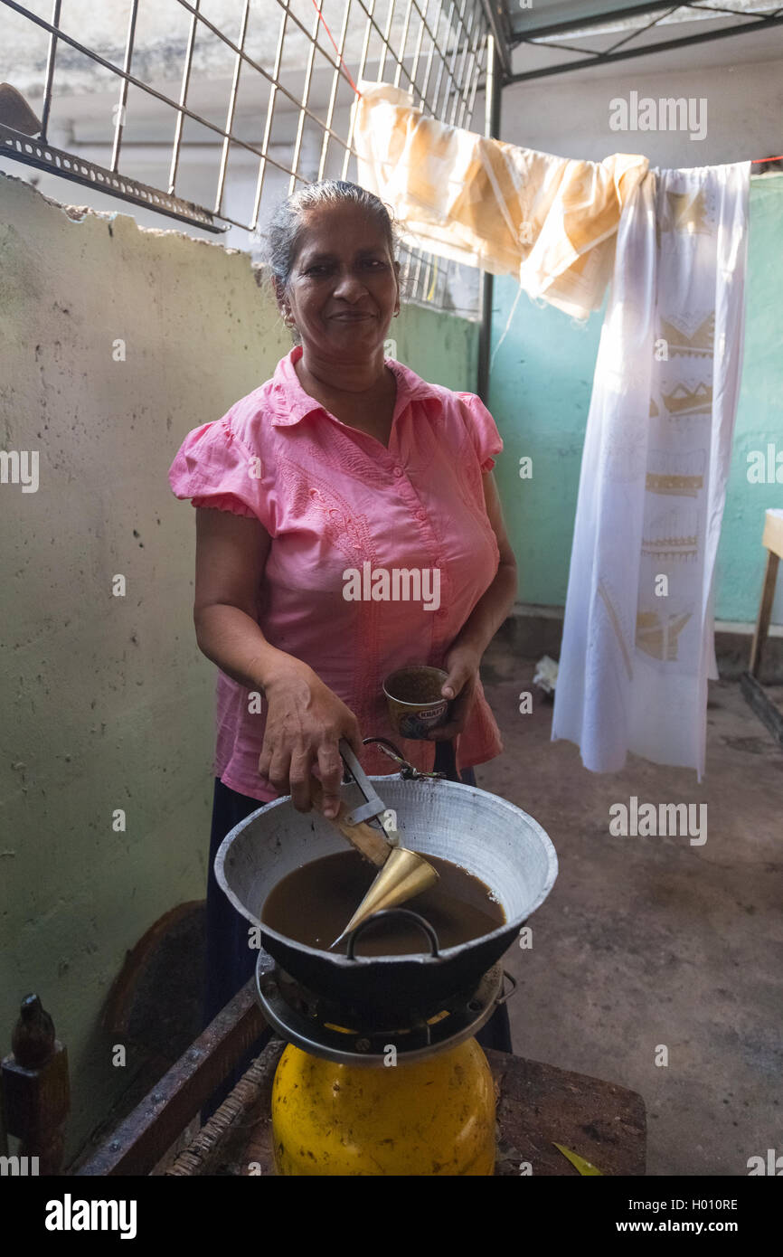 COLOMBO, SRI LANKA - 12. März 2014: Frau auf Batik Designs arbeiten. Die Herstellung und Ausfuhr von Textilprodukten ist eine Stockfoto