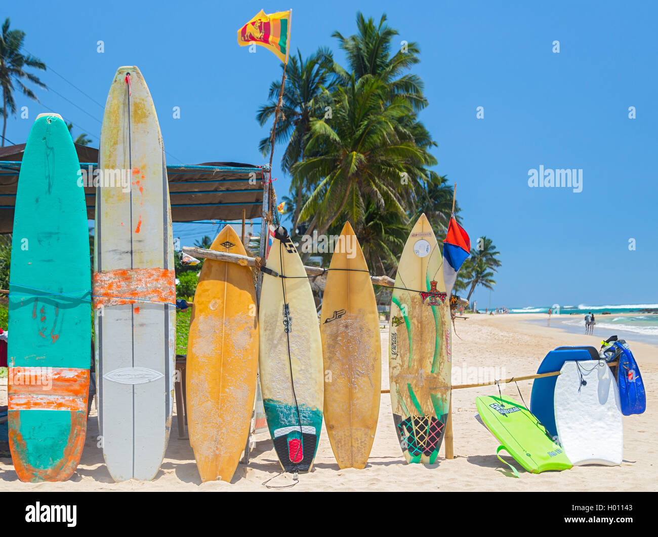 WELIGAMA, SRI LANKA - 5. März 2014: Surfbretter am Sandstrand Weligama in Sri Lanka. In Weligama ist Strand surf Stockfoto