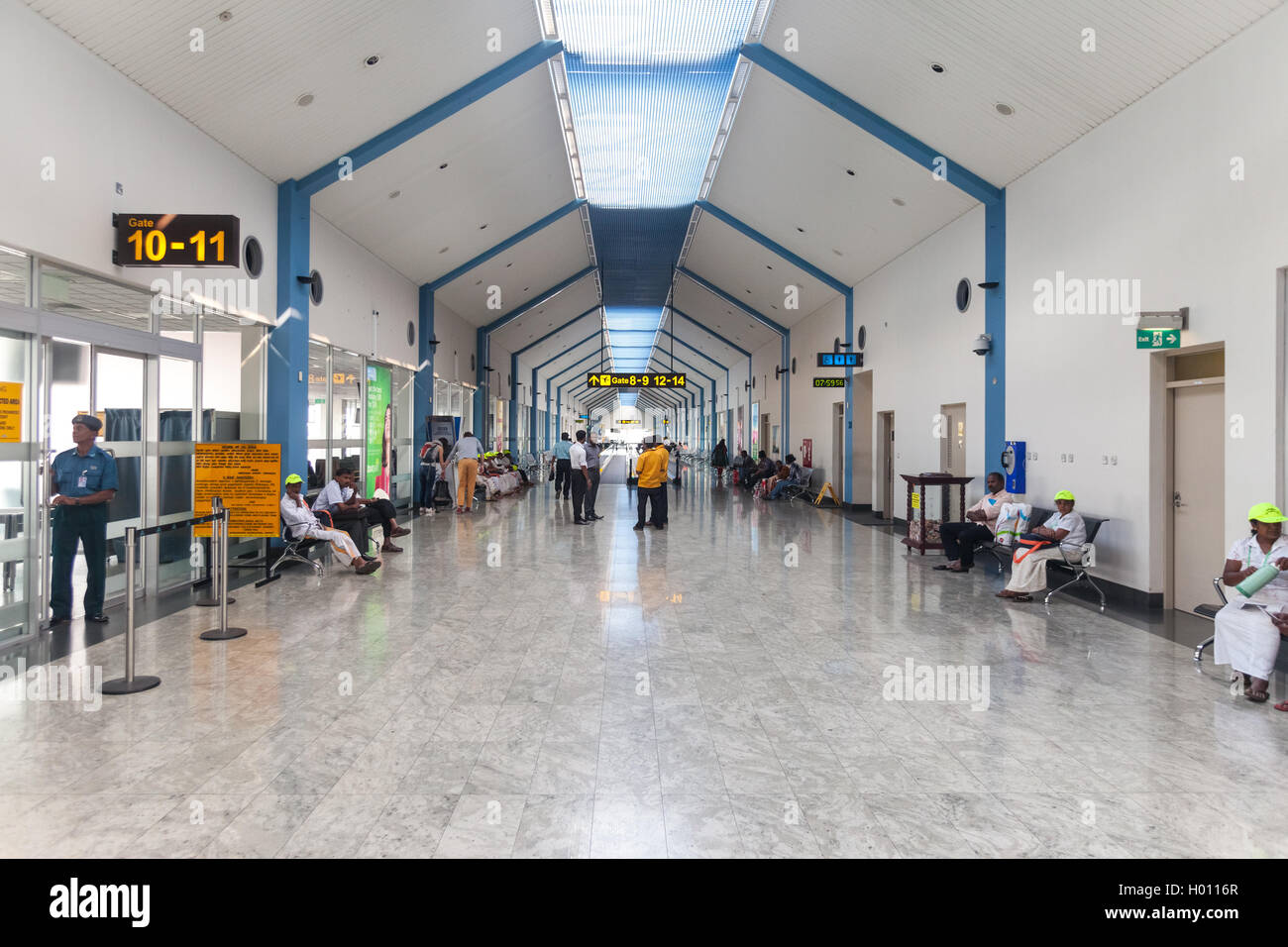 DOHA, Katar - 19. Februar 2014: Menschen Sie warten in Halle am Doha International Airport, der nur Verkehrsflughafen in Katar. Stockfoto