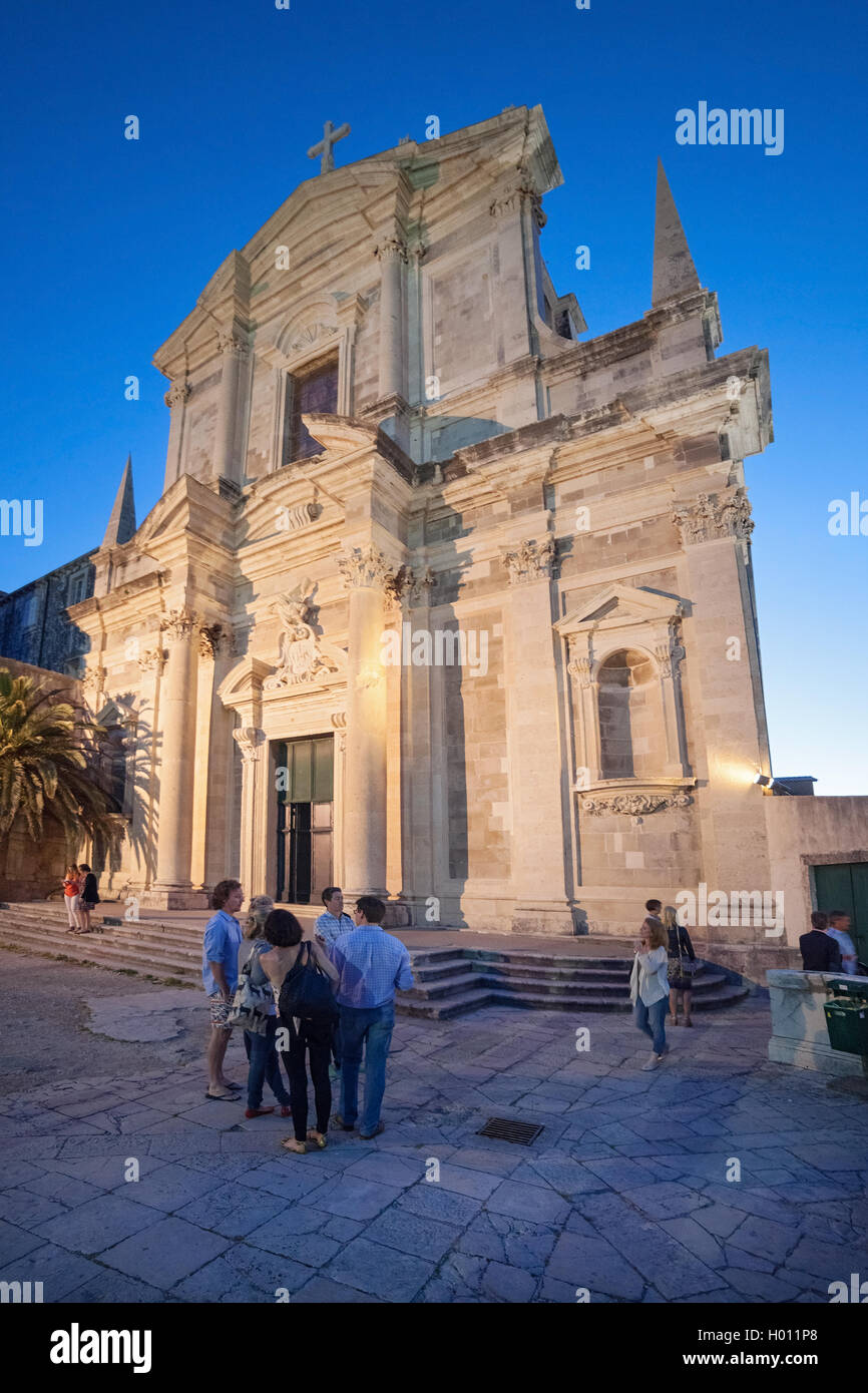 DUBROVNIK, Kroatien - 26. Mai 2014: Nacht-Shooting der Menschen vor der Jesuit Church of St. Ignatius. Die Kirche Glockenturm Häuser der Stockfoto