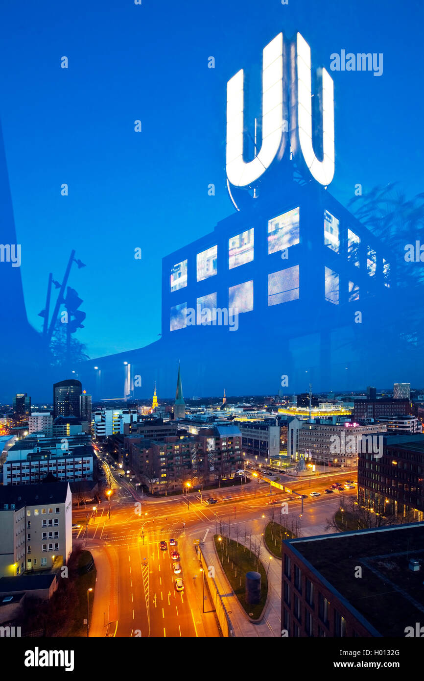 Dortmunder U-Turm Spiegelung ein Fenster, Blick zum Stadtzentrum, Deutschland, Nordrhein-Westfalen, Ruhrgebiet, Dortmund Stockfoto
