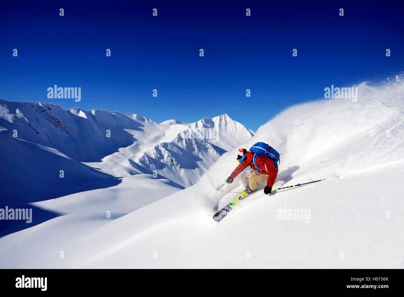 Off Piste Skifahren in den Alpen, den Mont Jovet im Hintergrund, Frankreich, Savoie, La Plagne Stockfoto
