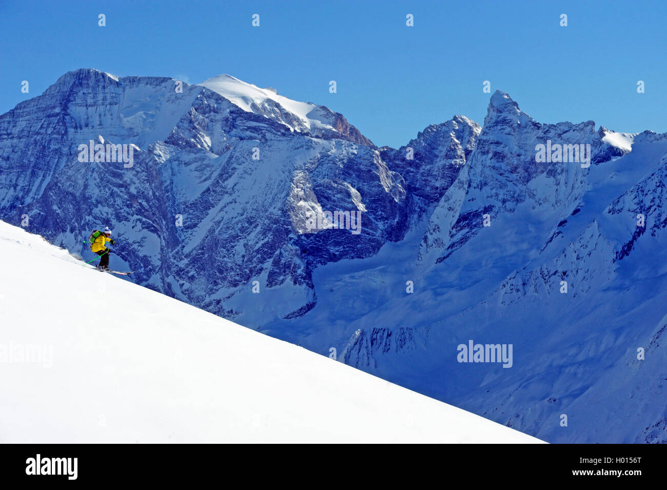 Skifahrer in den Alpen, Grande Casse Berg im Hintergrund, Frankreich, Savoyen, Nationalpark Vanoise, La Plagne Stockfoto