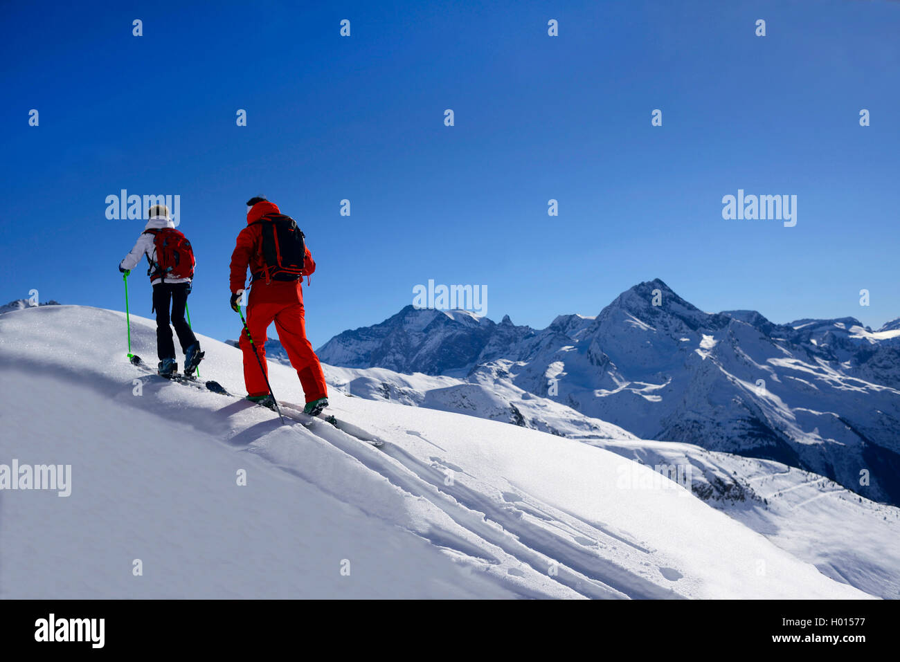 Zwei Wanderer in den Alpen, Grande Casse im Hintergrund, Frankreich, Savoie, La Plagne Stockfoto