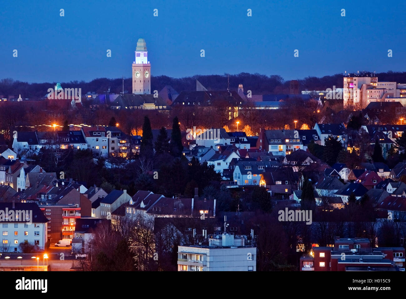 Stadtbild von Buer mit Rathausturm in der Dämmerung, Deutschland, Nordrhein-Westfalen, Ruhrgebiet, Gelsenkirchen Stockfoto