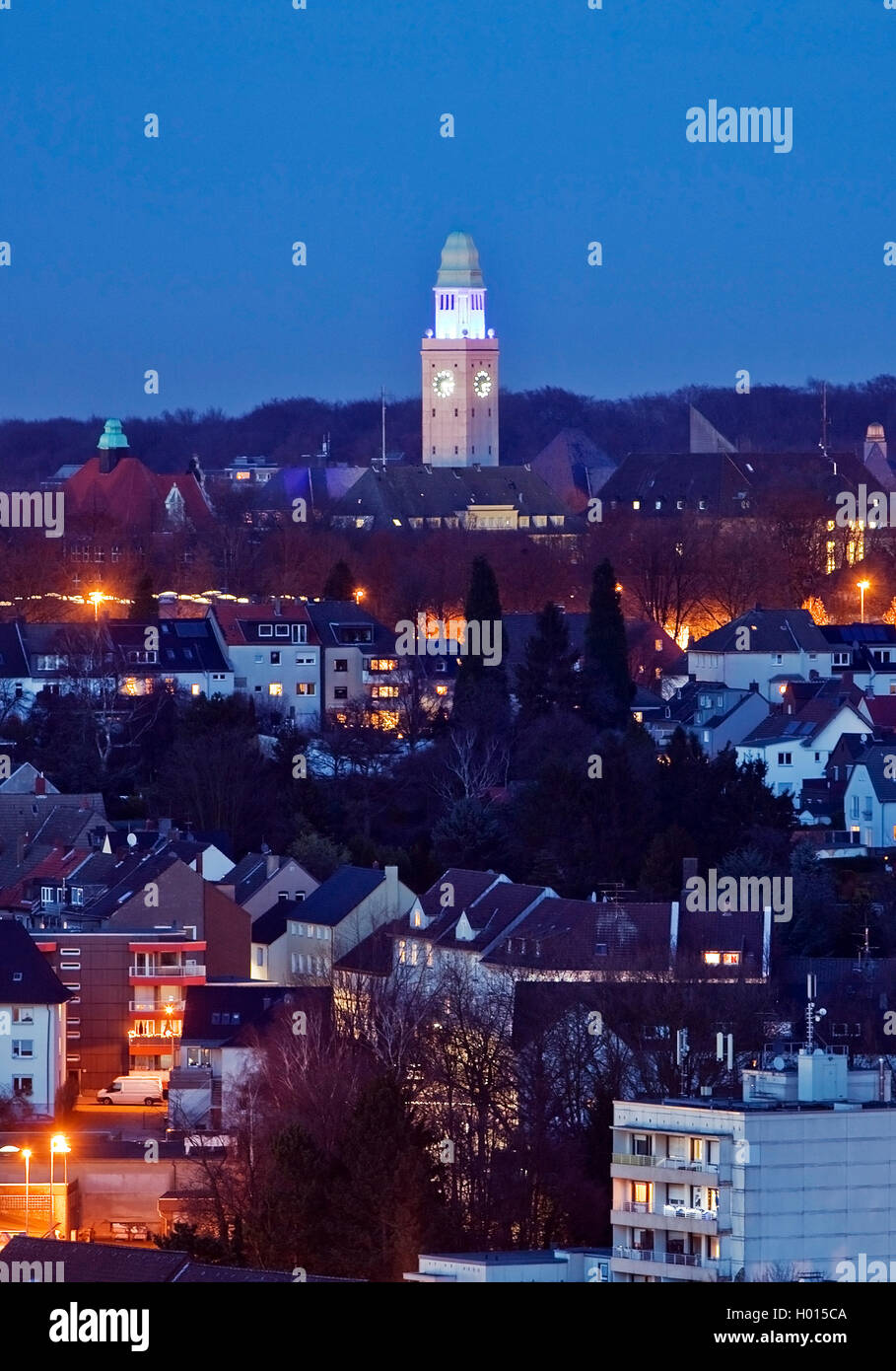 Stadtbild von Buer mit Rathausturm in der Dämmerung, Deutschland, Nordrhein-Westfalen, Ruhrgebiet, Gelsenkirchen Stockfoto