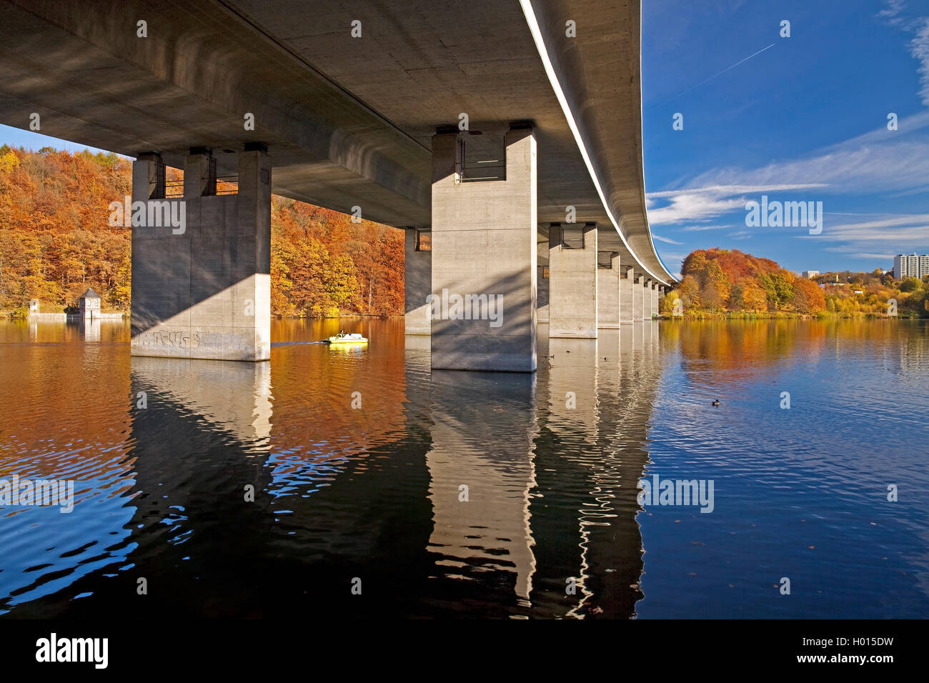 Autobahnbrücke der A46 über Seilersee im Herbst, Deutschland, Nordrhein-Westfalen, Sauerland, Iserlohn Stockfoto