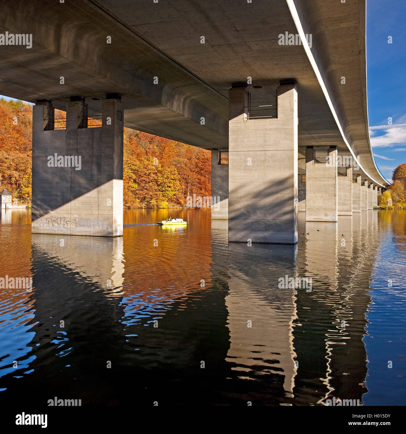 Autobahnbrücke der A46 über Seilersee im Herbst, Deutschland, Nordrhein-Westfalen, Sauerland, Iserlohn Stockfoto