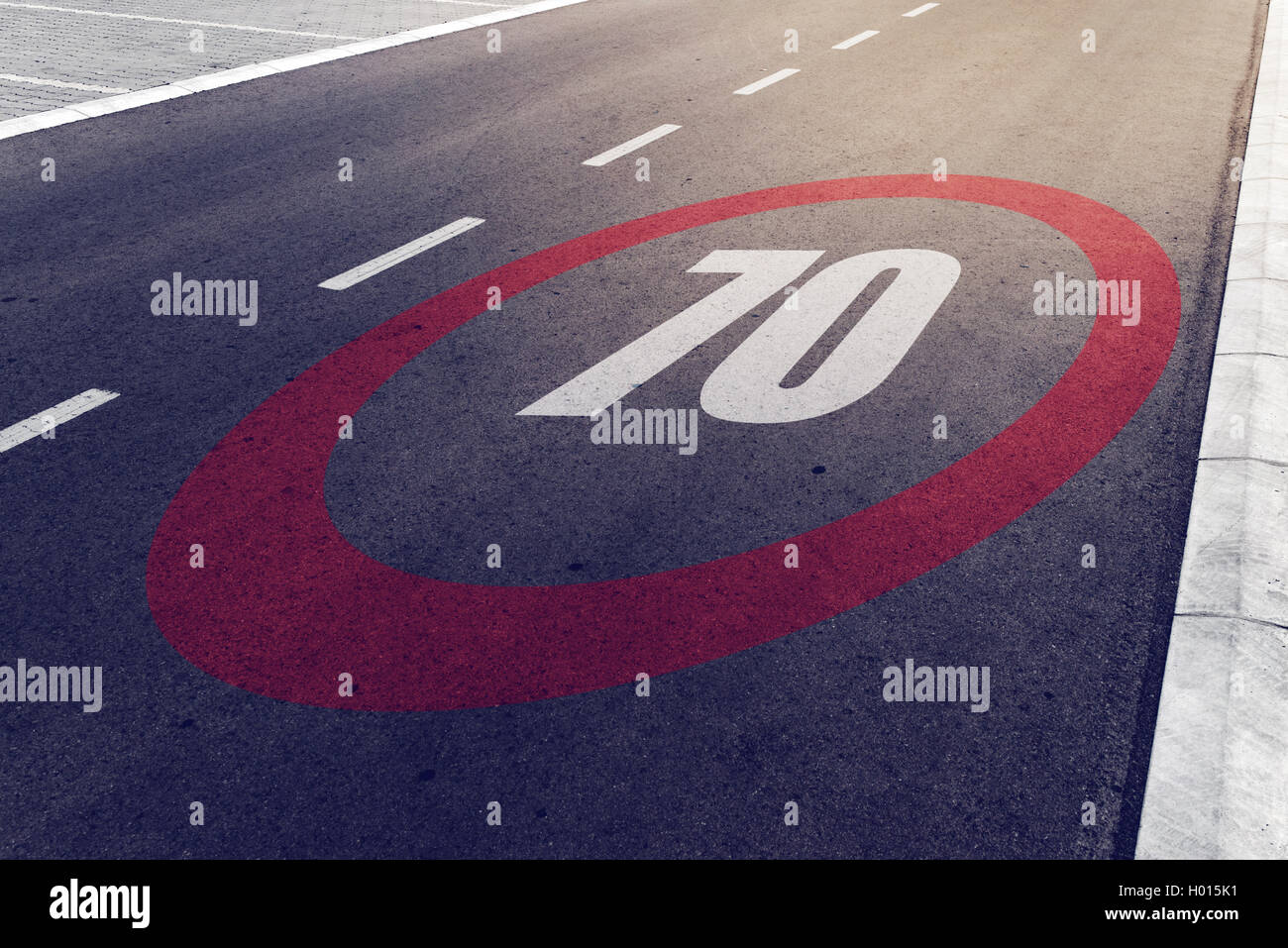 70 km/h oder mph fahren Tempolimit Schild an Autobahn, Sicherheit im Straßenverkehr und verhindert Unfall Verkehrskonzept. Stockfoto