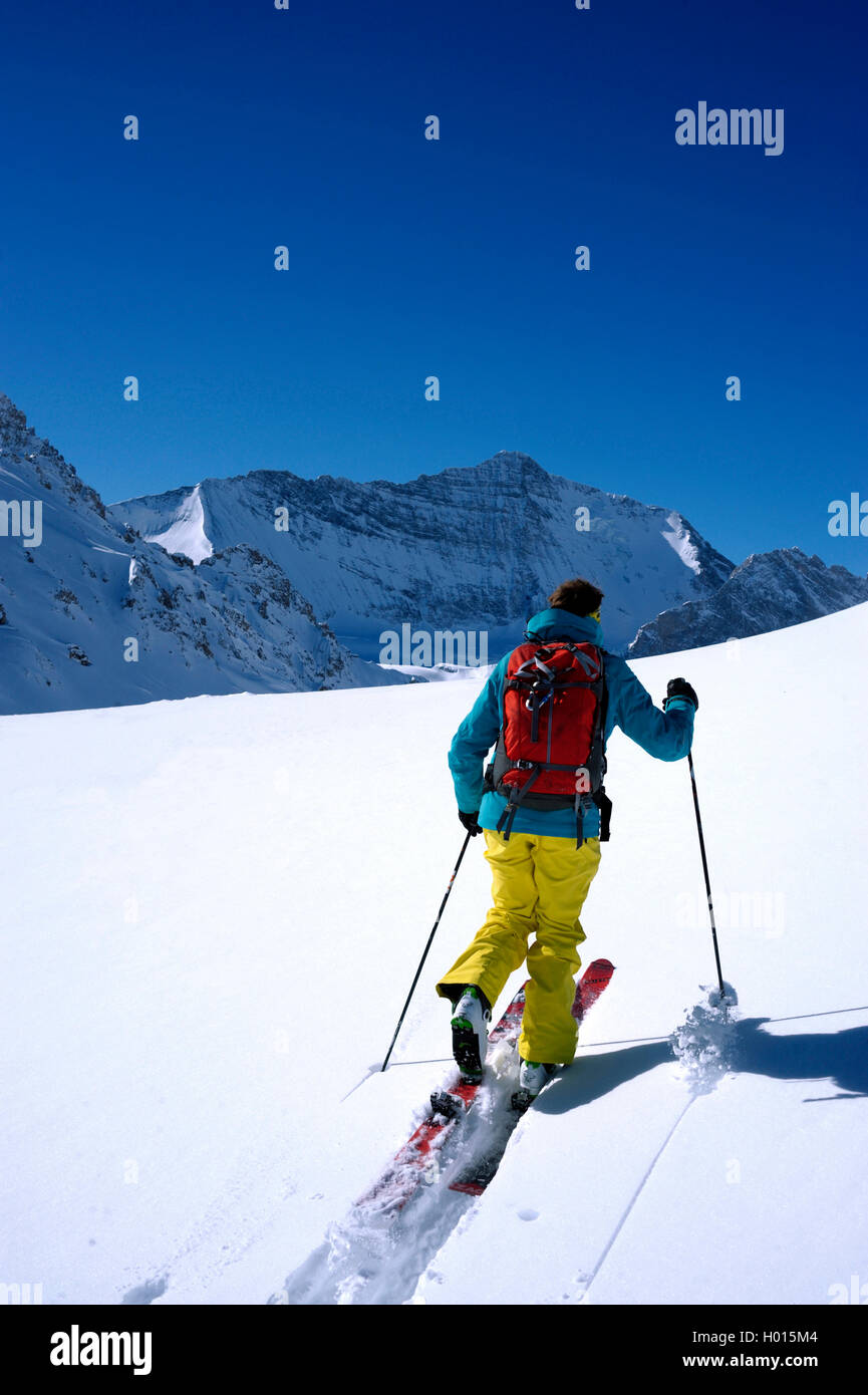 Backcountry Skiing in verschneite Berglandschaft, Grande Casse im Hintergrund, Frankreich, Savoyen, Kanarische Inseln, Tignes Stockfoto