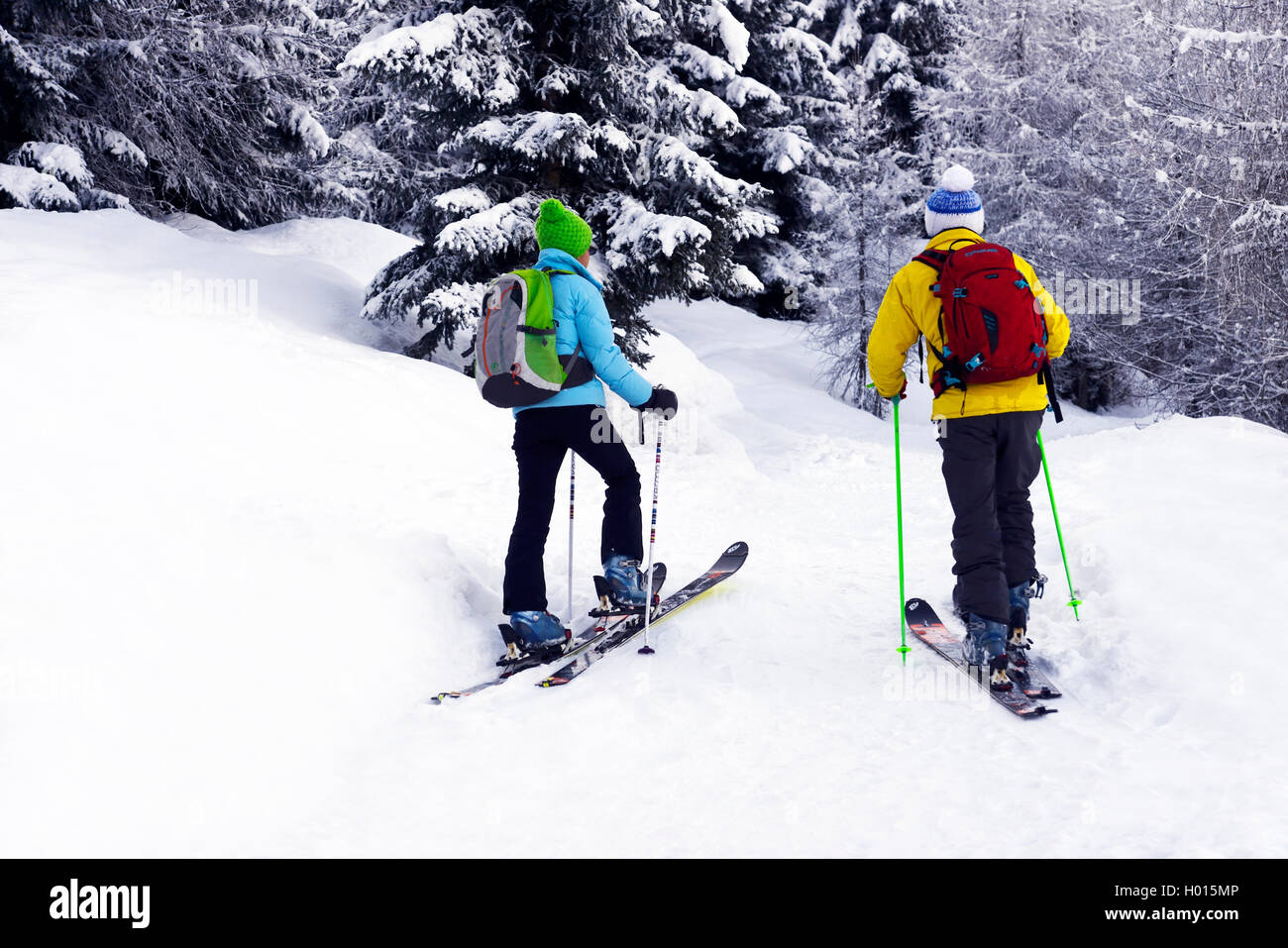 Backcountry Skiing vor verschneiten Wald, Frankreich, Savoyen, Sainte-Foy Tarentaise Stockfoto