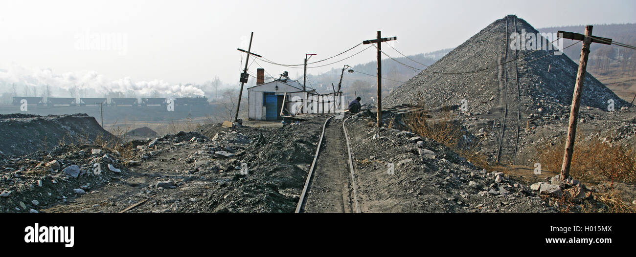 Ankunft des Leergutes bei Qikeng Colliery, Jixi, China, November 2007. Stockfoto