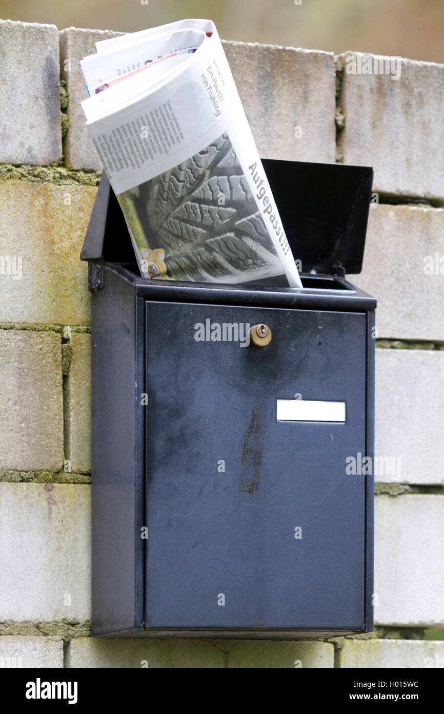 Briefkasten mit einer Zeitung, Deutschland Stockfoto
