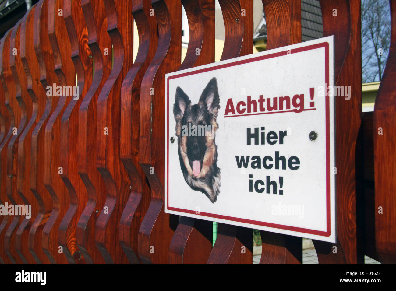 Deutscher Schäferhund Hund (Canis lupus f. familiaris), Warnzeichen für eine Watchdog an einem Zaun, Deutschland Stockfoto