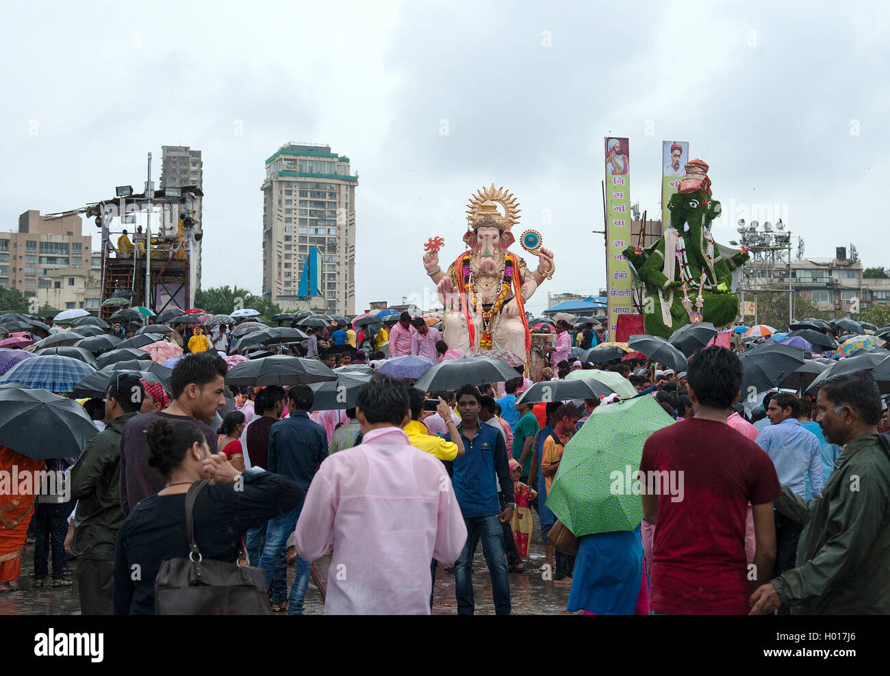 Das Bild des Ganpati Visarjan auf Girgaum Chowpatty, Mumbai, Maharashtra, Indien Stockfoto