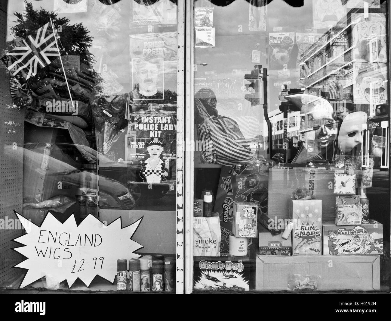 Fenster-Reflexionen in einem englischen Witz-Shop. Stockfoto