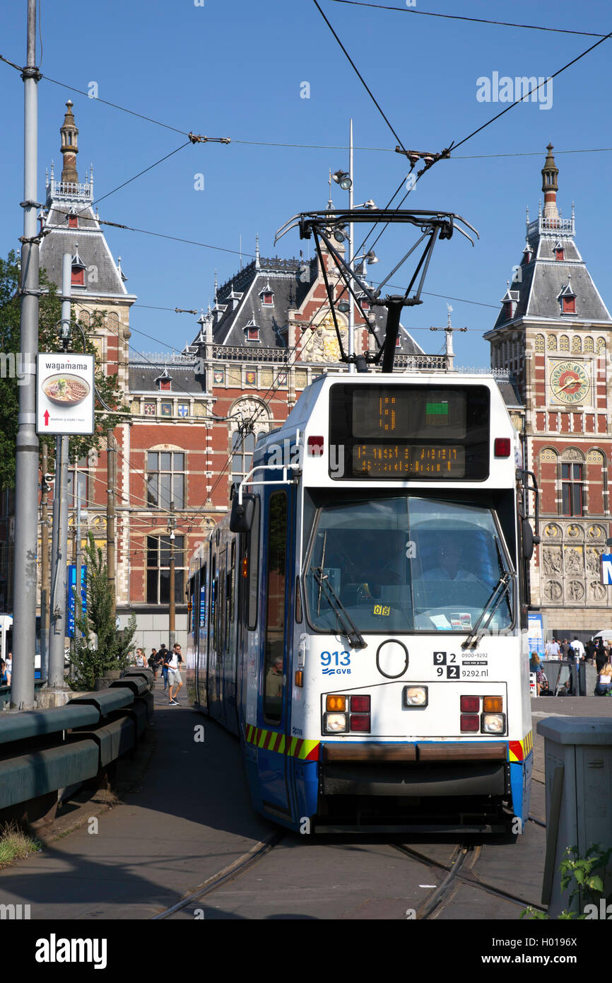 Eine Straßenbahn außerhalb Amsterdam Centraal Station Stockfoto