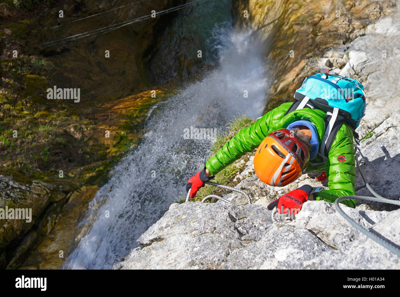 Kletterer am Wasserfall der Normlichtarten, Via Ferrata de Bellevaux, Frankreich, Haute-Savoie Stockfoto